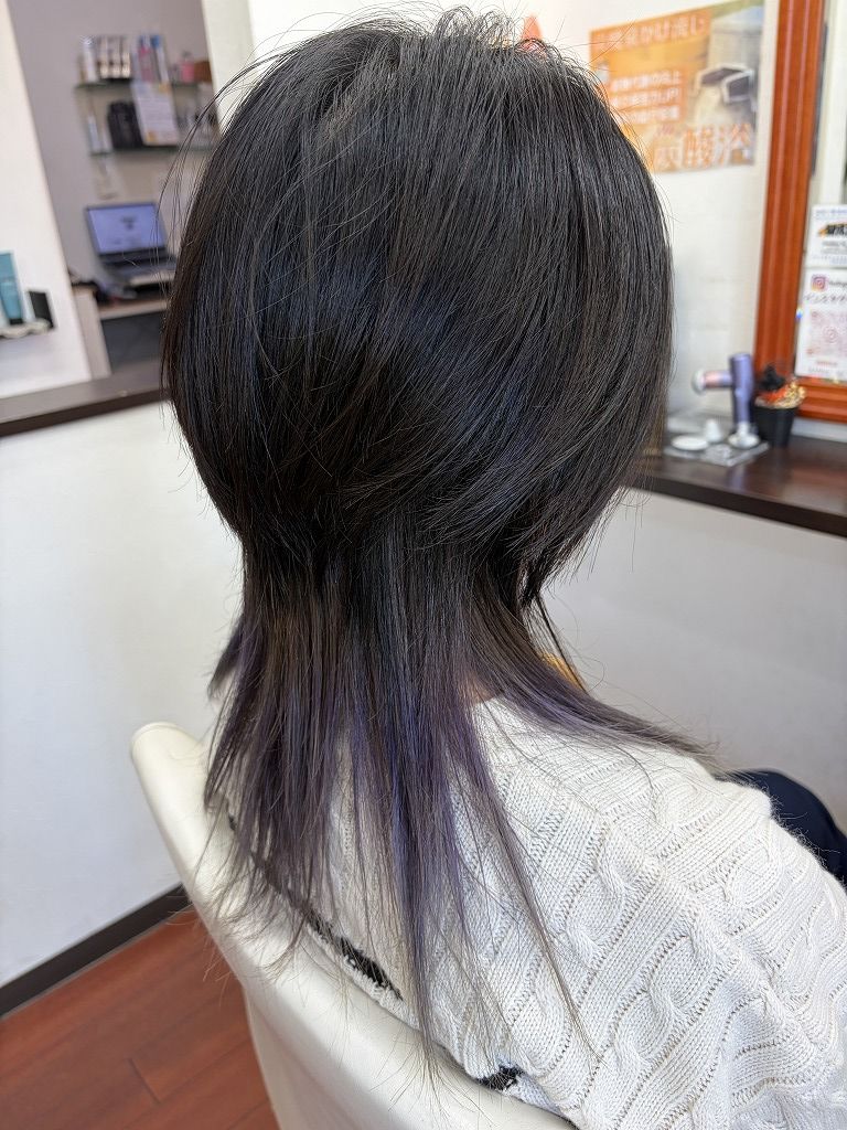 襟足だけを紫に染めたインナーカラーの仕上がり。黒髪とのコントラストが楽しめるスタイル