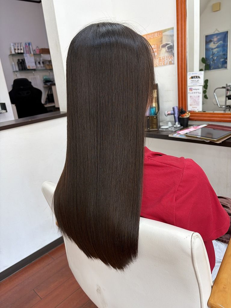 ベホマを中心とした髪質改善トリートメント施術後のロングヘア全体のツヤとまとまり